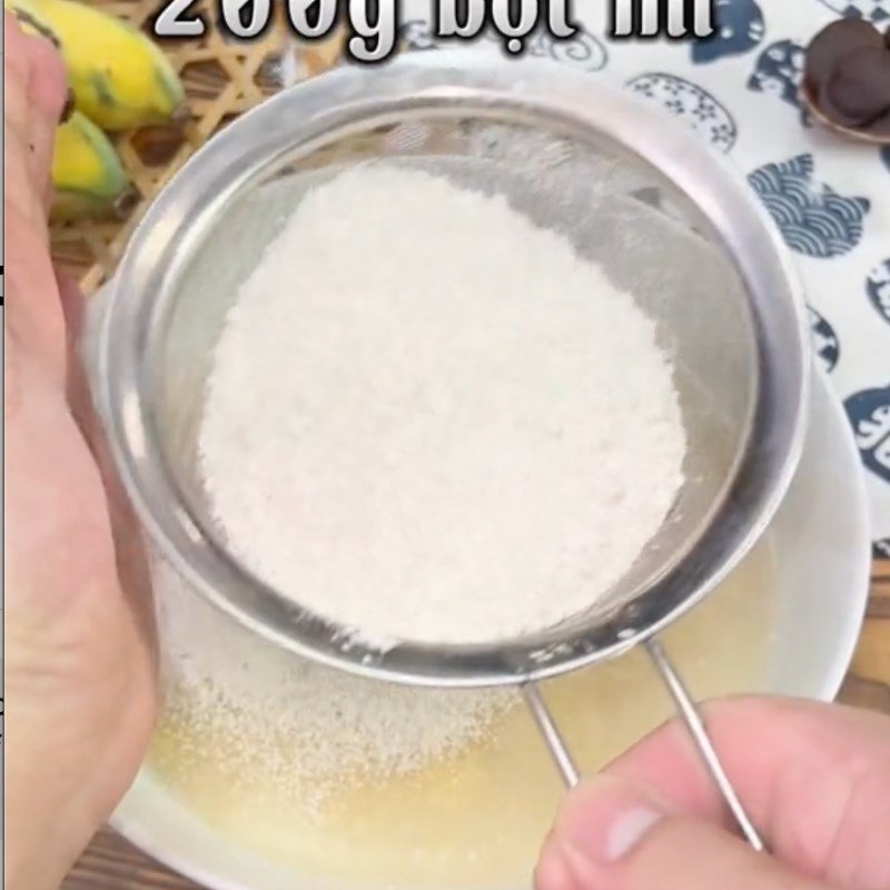 Trộn đều tất cả nguyên liệu để làm bánh chuối bột mì