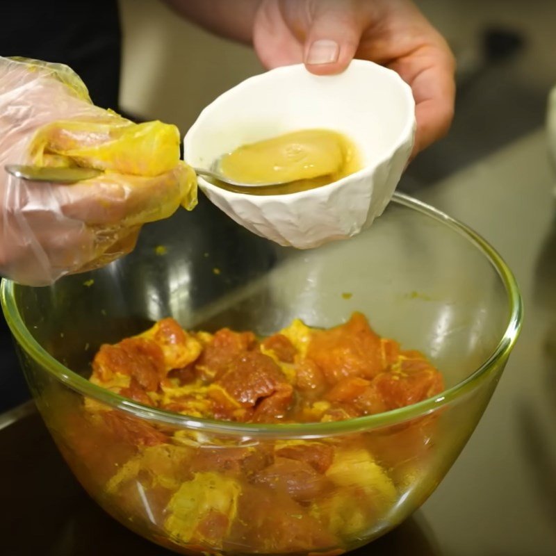 Trộn đều thịt chiên riềng với gia vị