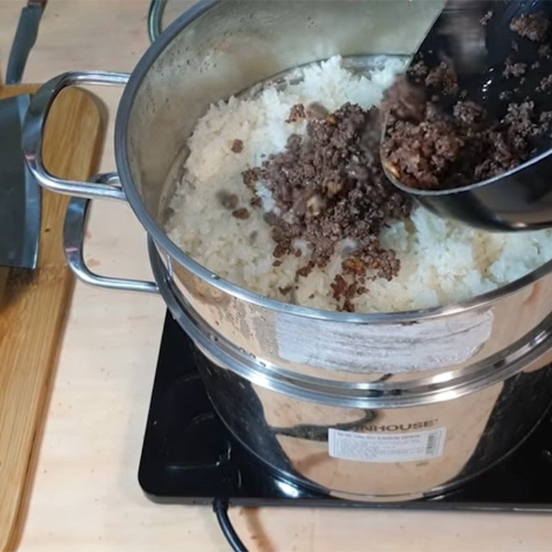 Trộn đều thịt chim bồ câu với xôi