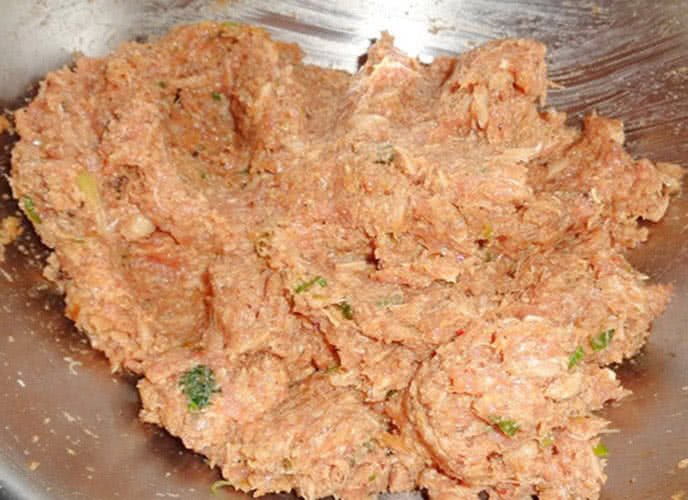 Trộn đều thịt cua, tôm khô và trứng cho phần riêu cua canh bún