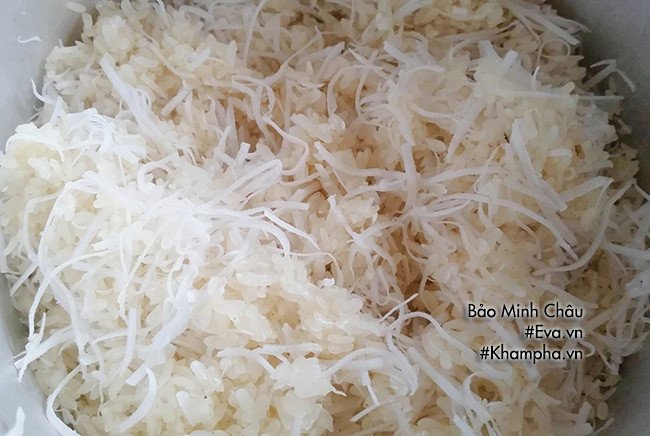 Trộn đều xôi với nước cốt dừa và dừa nạo để xôi ngấm vị thơm ngon