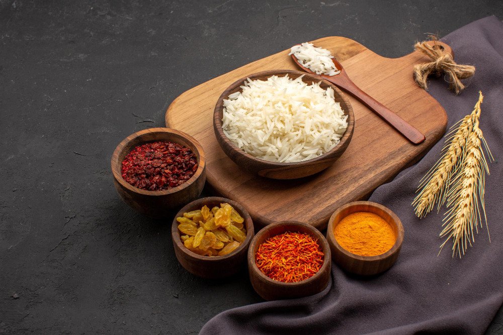 Trộn gạo với bột nghệ cho cơm gà hội an bằng nồi cơm điện