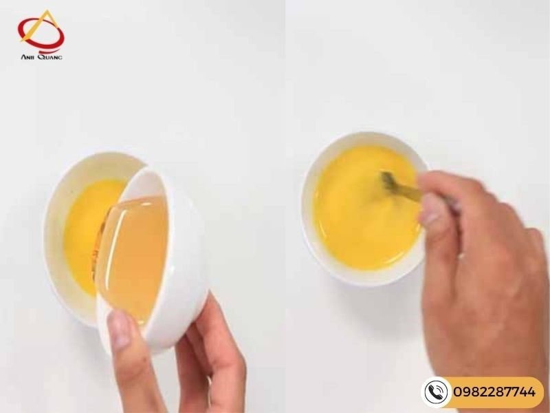 Trộn hỗn hợp bơ và mật ong