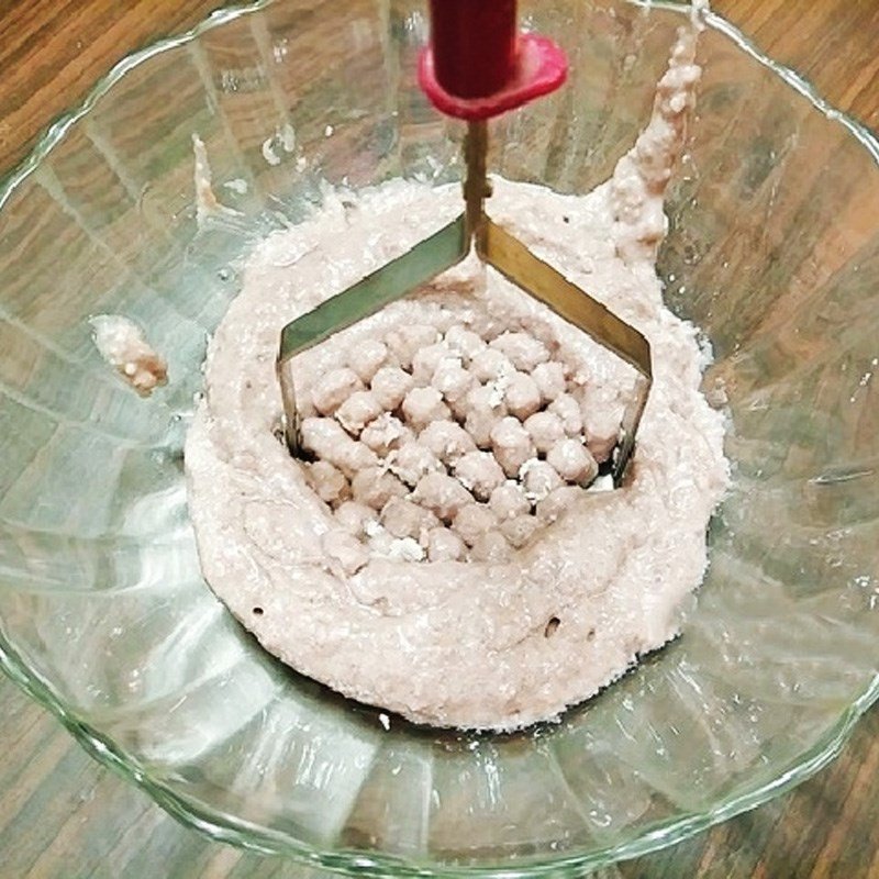 Trộn hỗn hợp bột khoai môn để làm bánh khoai môn chiên