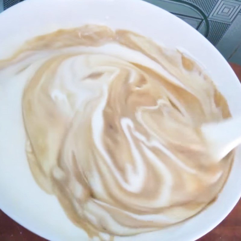Trộn hỗn hợp lòng đỏ, bơ và cà phê sữa cho bánh bông lan