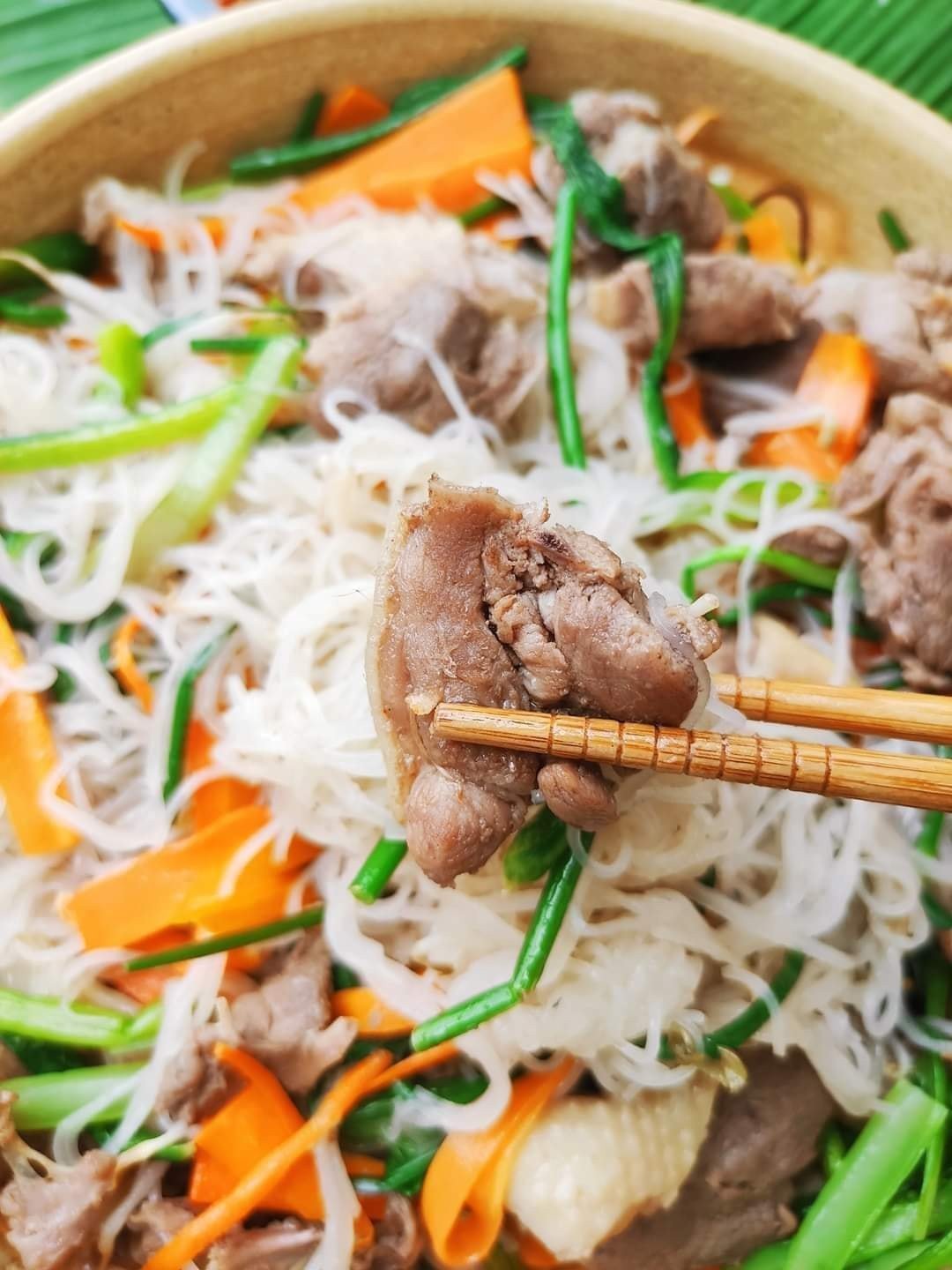 Trộn hủ tiếu đều với rau củ để tránh bị bết dính