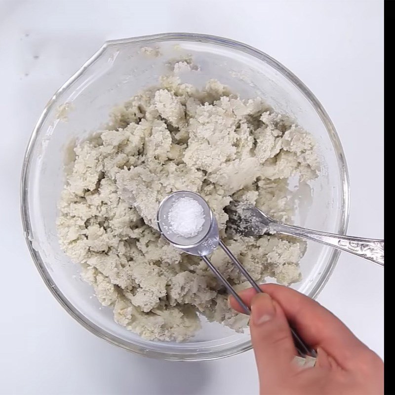 Trộn khoai môn nghiền với bột và đường