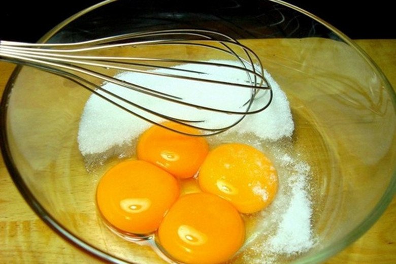 Trộn lòng đỏ trứng làm bánh bông lan bằng lò vi sóng