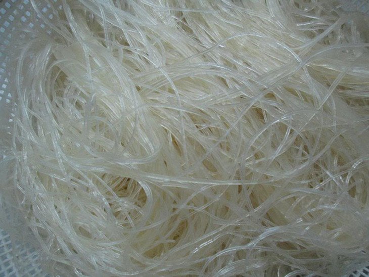 Trộn miến với dầu ăn hoặc lòng trắng trứng để tạo lớp chống dính tự nhiên