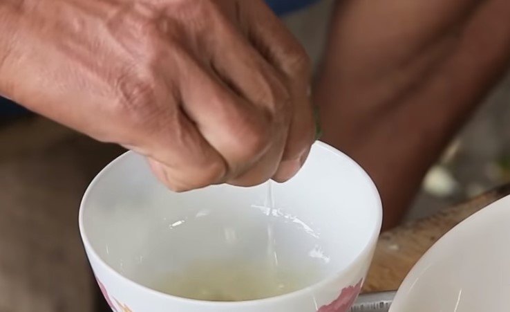 Trộn thịt bê đã thái lát với sả, mè rang và các gia vị khác cho món tái chanh