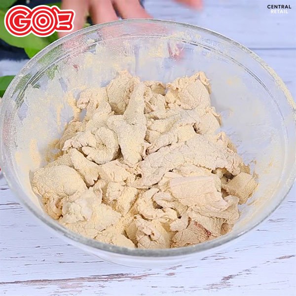 Trộn thịt và thính chuẩn bị ủ thịt chua Thanh Hóa