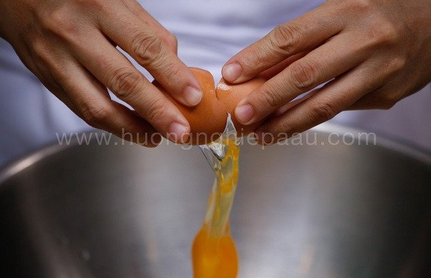 Cách Làm Bánh Flan Bí Đỏ Thơm Ngon Béo Ngậy Chuẩn Vị Trộn trứng gà và các nguyên liệu làm bánh flan bí đỏ