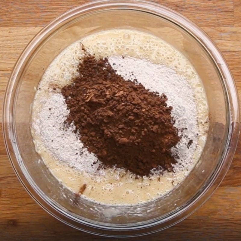 Trộn trứng vào chuối cho bánh chuối socola