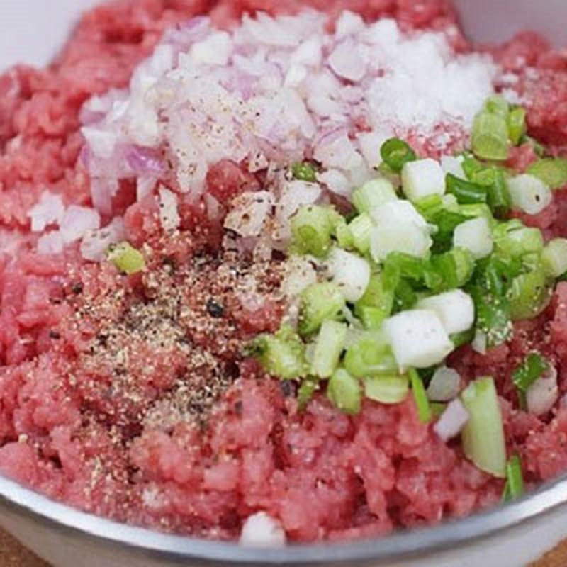 Trộn ướp gia vị làm giò sống