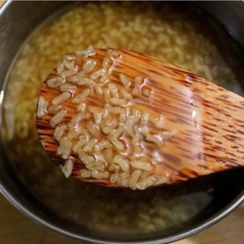 Trộn xôi và nước đường gừng để nấu chè kho