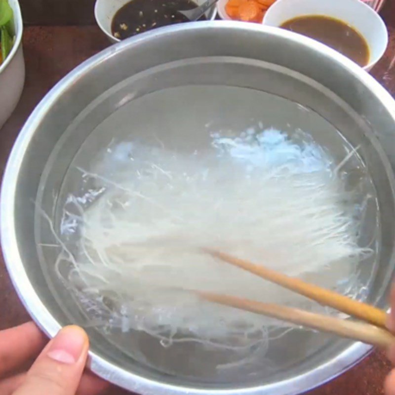 Trụng bún gạo và ngâm nước đá lạnh