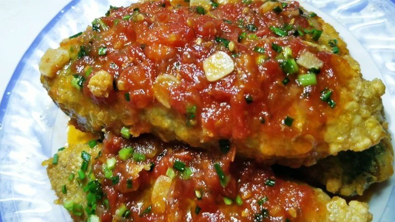 trứng cá sốt cà chua màu sắc bắt mắt, vị chua ngọt hài hòa