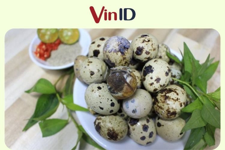 Trứng cút lộn luộc kèm rau răm và gừng, hình ảnh minh họa cách ăn trứng cút lộn đúng chuẩn