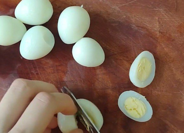 Trứng cút luộc chín, bổ đôi sẵn sàng cho bánh tráng trộn