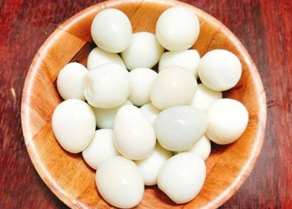 Trứng cút luộc chín đã bóc vỏ cho món thịt kho tàu trứng cút