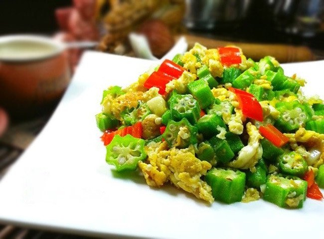 Trứng gà được chiên vàng ươm trong chảo nóng
