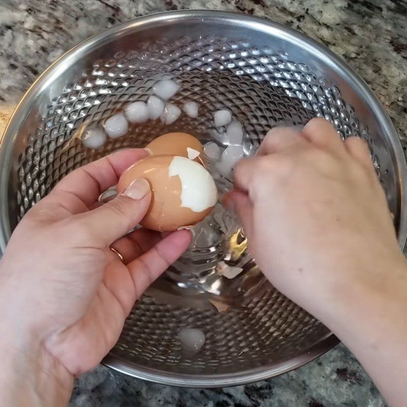 Trứng gà luộc bổ đôi chuẩn bị cho tô mì