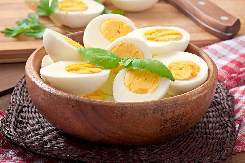 Trứng gà luộc kết hợp với rau xanh, gợi ý bữa ăn giảm cân cân bằng