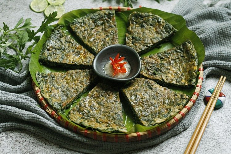 Trứng gà ngải cứu đã cắt lát