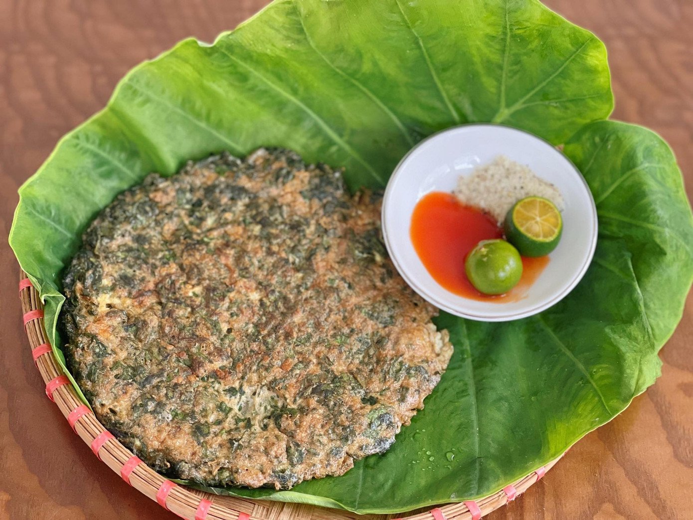 Trứng gà tráng ngải cứu