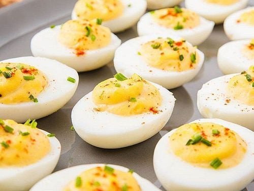 Trứng gà tươi với lòng đỏ và lòng trắng, chứa nhiều vitamin và khoáng chất