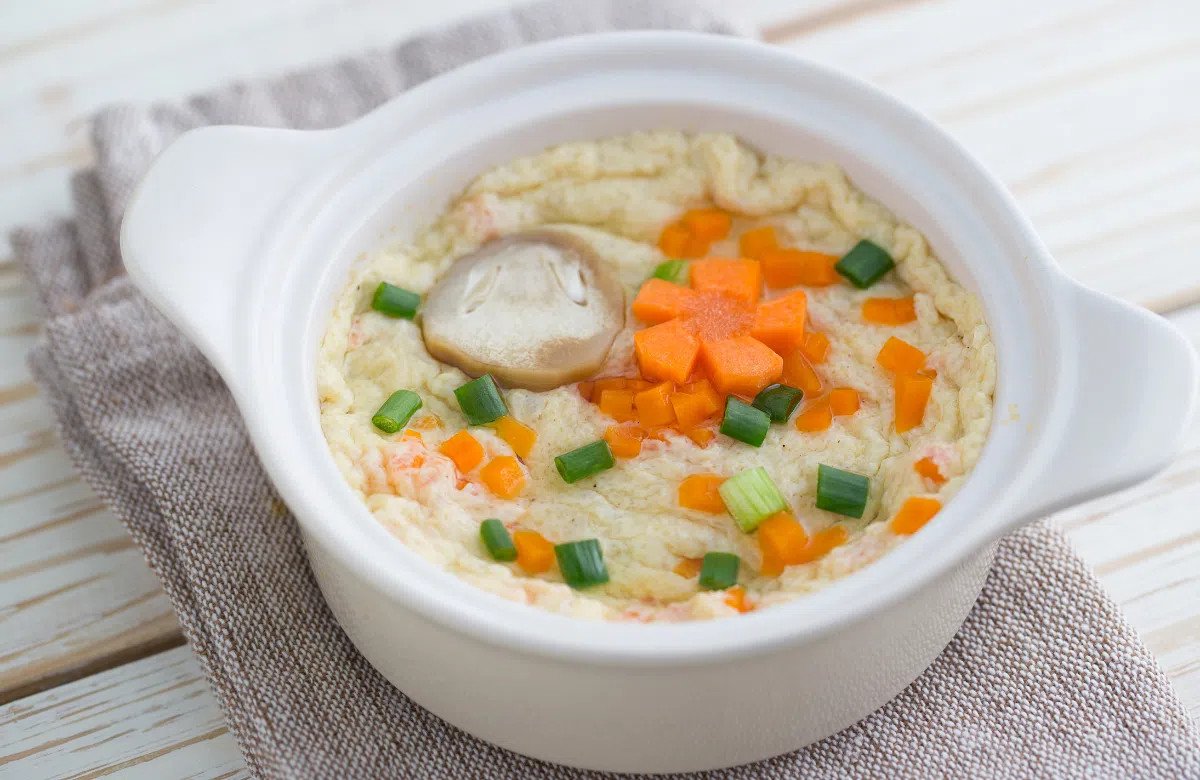 Trứng luộc và rau xanh là món ăn dinh dưỡng giúp kiểm soát calo