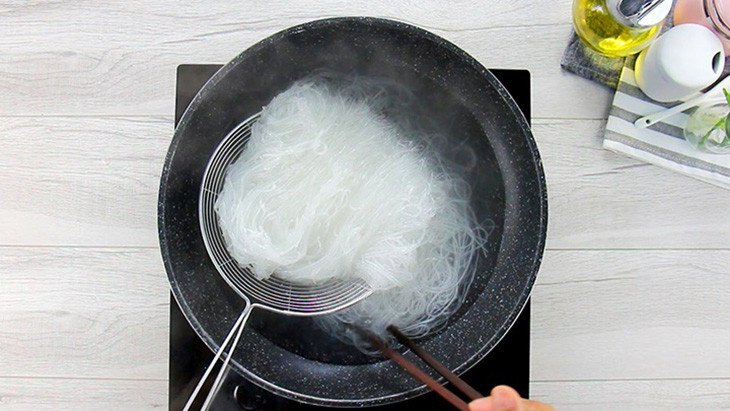 Trụng miến nhanh trong nước sôi khoảng 1-2 phút để miến dai ngon