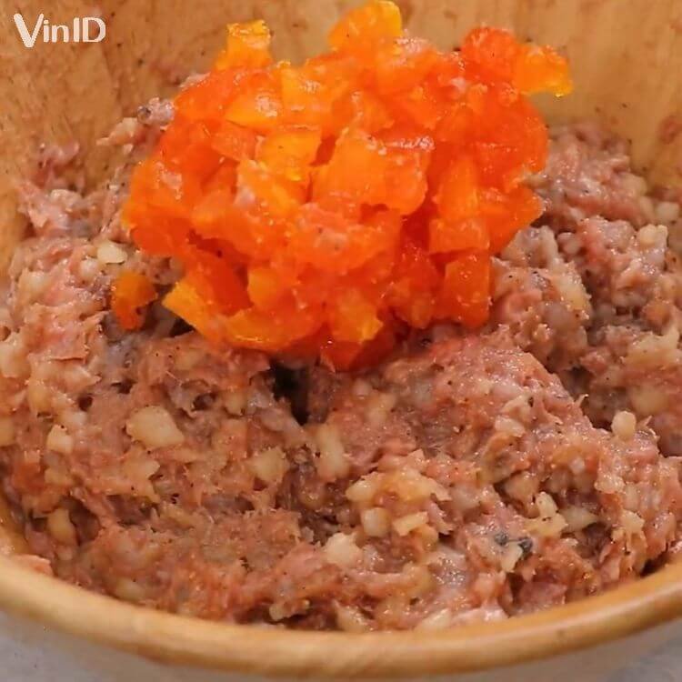Trứng muối cho vào hỗn hợp và trộn đều