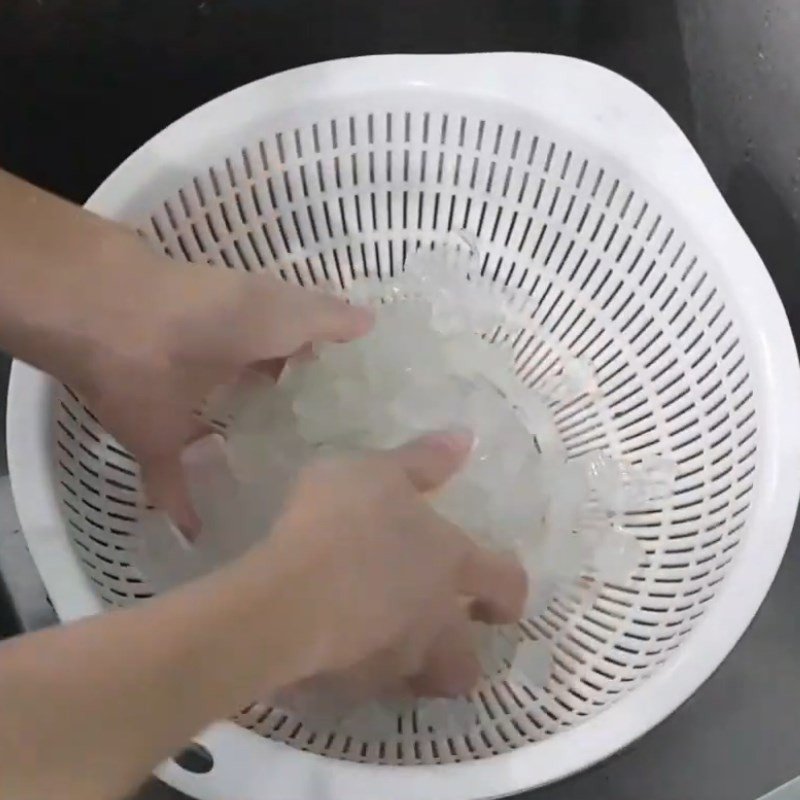 Trụng nha đam trong nước đá