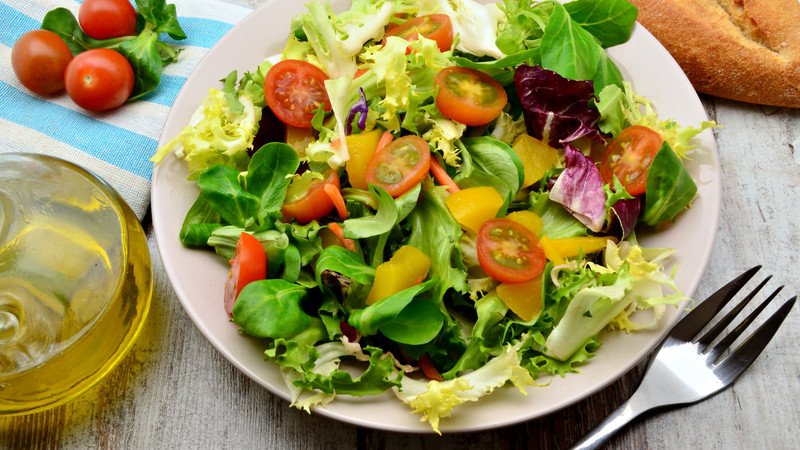 Trứng xào cà chua kết hợp rau xanh tăng cường chất xơ