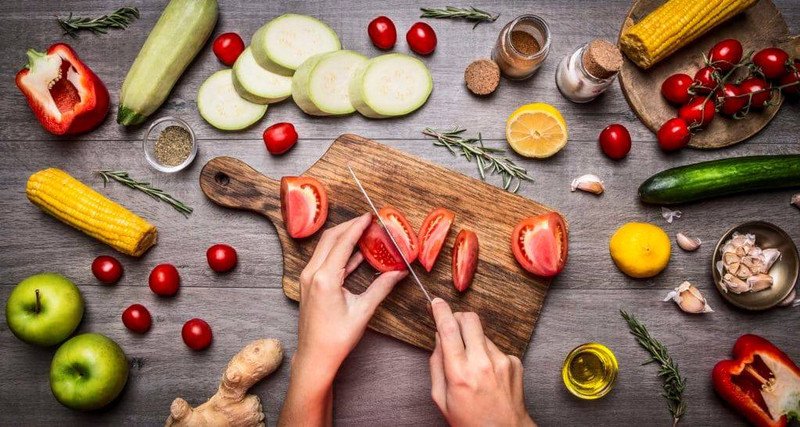 Tự nấu bún hải sản tại nhà để kiểm soát lượng calo