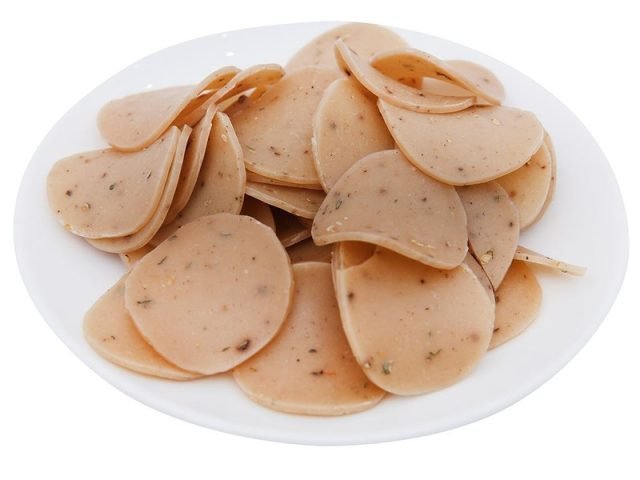Bánh Phồng Tôm Chiên Bao Nhiêu Calo? Bí Quyết Ăn Ngon Khỏe Từng miếng bánh phồng tôm khô, chưa chiên giòn, xếp gọn gàng trên đĩa, thể hiện dạng nguyên bản của món ăn trước khi chế biến và chứa các thành phần dinh dưỡng cơ bản.