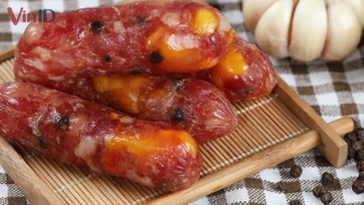 Từng miếng lạp xưởng giòn lớp vỏ ngoài, bên trong bùi béo mặn ngon cực kỳ