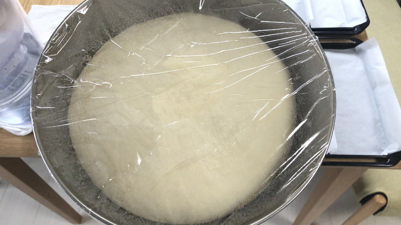 Ủ bột đúng cách sẽ giúp bánh bao ngũ cốc mềm xốp và giữ được hương vị tự nhiên.