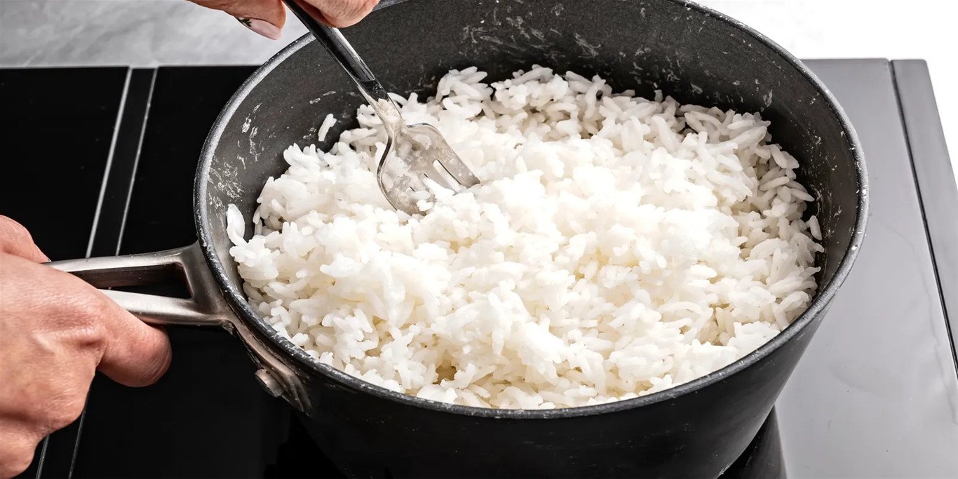 Ủ cơm sau khi nấu bằng bếp từ để cơm tơi xốp