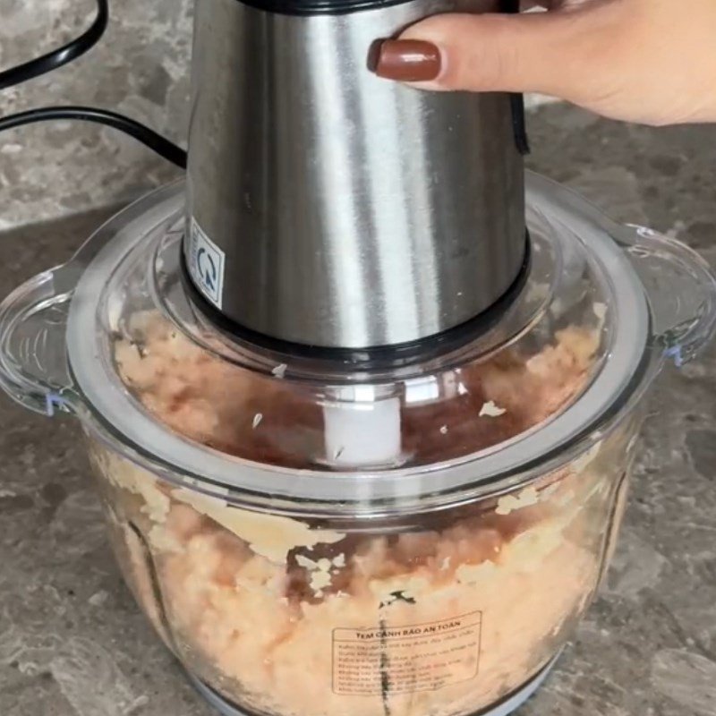 Ức gà đã được sơ chế sạch sẽ, cắt nhỏ sẵn sàng để xay nhuyễn làm chả.