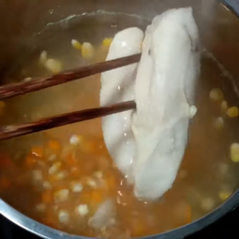 Ức gà đang luộc