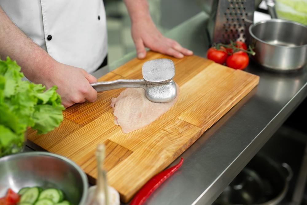 Ức gà được đập dẹt đều giúp chín nhanh và ngon hơn khi áp chảo.