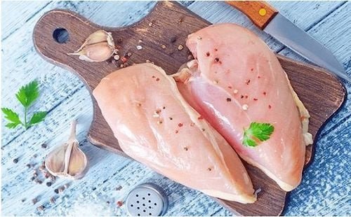 Ức gà không da, không xương, đã chế biến, là nguồn protein tuyệt vời cho người ăn kiêng