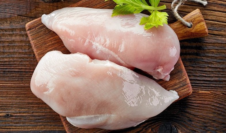 Ức gà không da, một lựa chọn lành mạnh thay thế phao câu gà, giúp kiểm soát lượng calo nạp vào cơ thể.