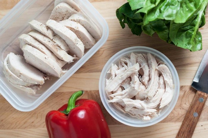 Ức gà luộc ăn kèm rau củ