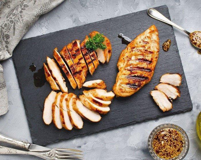 Ức gà nướng với rau thơm