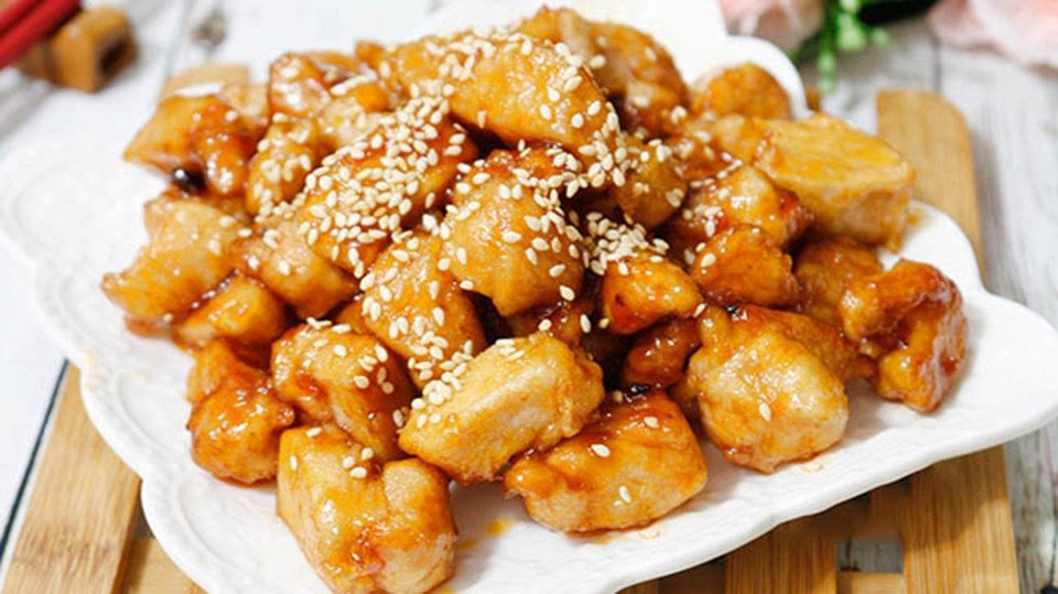 ức gà sốt mật ong với rau xanh