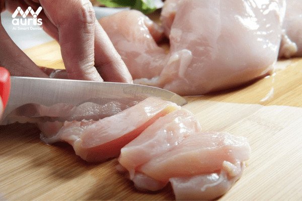 Ức gà tươi nguyên miếng thể hiện rõ lượng 500 gram ức gà bao nhiêu calo