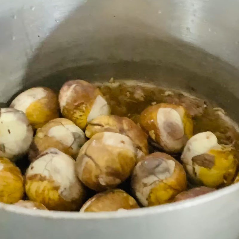 Um bầu với trứng vịt lộn và rau răm